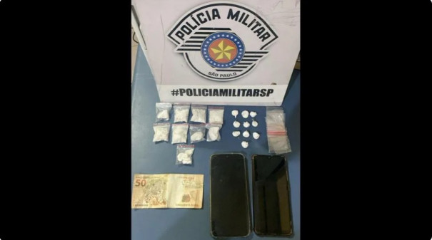 Passageiro de carro em alta velocidade dispensa cocaína para tentar escapar de abordagem policial, mas acaba preso em Martinópolis