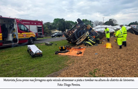 Motorista morre apÃ³s caminhÃ£o com carga de amendoim tombar na SP-294, em TupÃ£