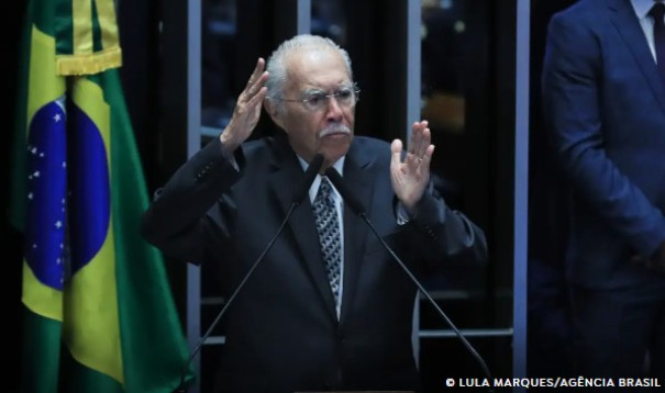 Ex-presidente José Sarney é internado com quadro de pneumonia