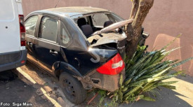 Carro desgovernado desce em marcha a rÃ© e bate em vÃ¡rios lugares em Adamantina