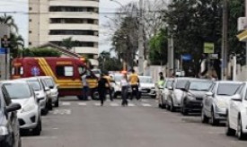 Acidente entre um caminhÃ£o e uma moto no centro de Osvaldo Cruz, deixou uma mulher ferida
