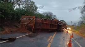 Carreta tomba na rodovia entre Adamantina e MariÃ¡polis