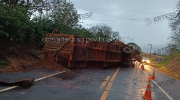 Carreta tomba na rodovia entre Adamantina e Mariápolis