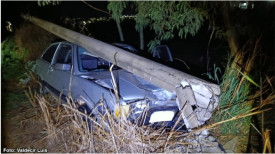 Carro colide contra poste na vicinal BAS-050 e deixa duas pessoas feridas em Bastos; passageira foi transferida para MarÃ­lia