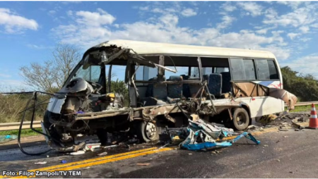 ColisÃ£o entre Ã´nibus de trabalhadores rurais e caminhÃ£o deixa feridos na BR-153 em MarÃ­lia