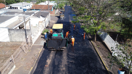 Recapeamento avanÃ§a e chega Ã s ruas da Vila Cavaru em Osvaldo Cruz