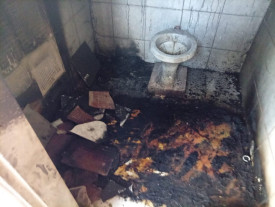 Vandalismo provoca incÃªndio e destrÃ³i banheiro pÃºblico em praÃ§a de Osvaldo Cruz