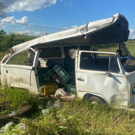 Motorista fica ferido em capotamento de Kombi