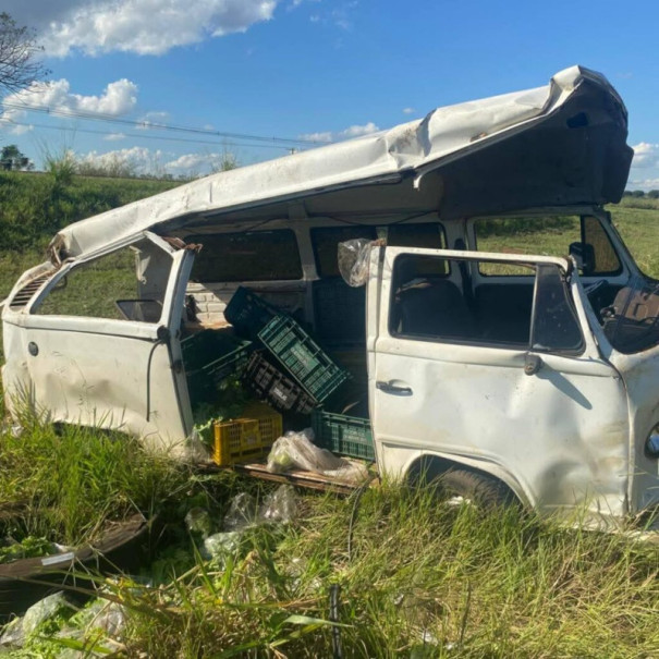 Motorista fica ferido em capotamento de Kombi