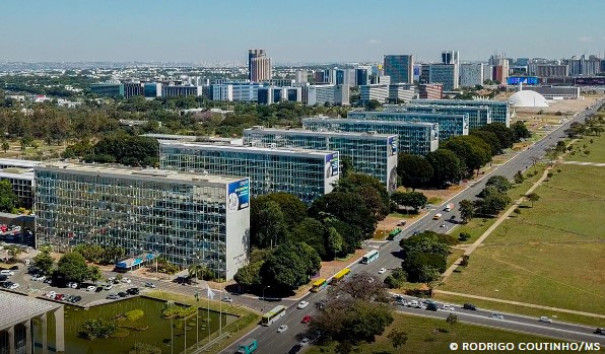 Lei reestrutura carreiras no Executivo e cria mais de 24 mil cargos