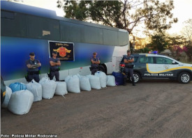 Mulher Ã© flagrada com mais de 300 kg de folhas de coca em Ã´nibus em rodovia da regiÃ£o