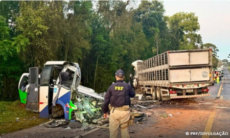 Acidente entre Ã´nibus e caminhÃ£o mata 23 pessoas em estrada no ParanÃ¡