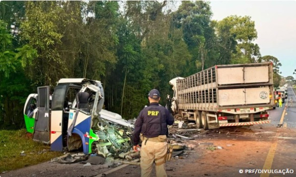 Acidente entre ônibus e caminhão mata 23 pessoas em estrada no Paraná