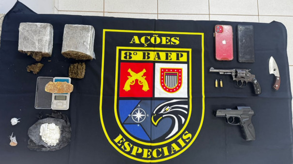 Ação policial com desdobramentos em três cidades prende dupla com drogas, revólver e simulacro de pistola