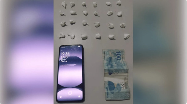 Após desligar motocicleta ao ver viatura, homem é preso com mais de 20 porções de cocaína, em Santo Anastácio