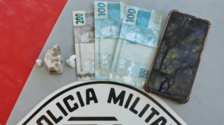 Homem Ã© preso por trÃ¡fico de drogas apÃ³s PM localizar crack e maconha em veÃ­culo, em Adamantina