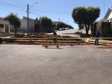 Prefeitura inicia obra de sarjetÃ£o na Felipe Carmona