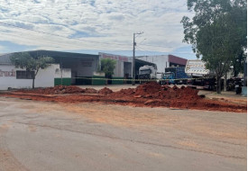 Prefeitura de OC realiza obra de sarjetÃ£o na Rua Fioravante Decurcio, no Distrito Industrial
