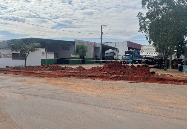 Prefeitura de OC realiza obra de sarjetão na Rua Fioravante Decurcio, no Distrito Industrial