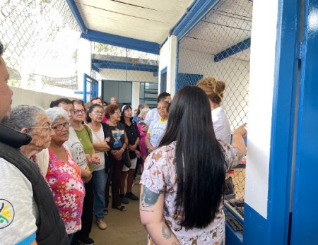 Visita ao gatil marca entrega de casinhas produzidas pelos idosos do Projeto Reviver