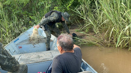 Idoso Ã© autuado por pesca predatÃ³ria no Rio AguapeÃ­, em LucÃ©lia