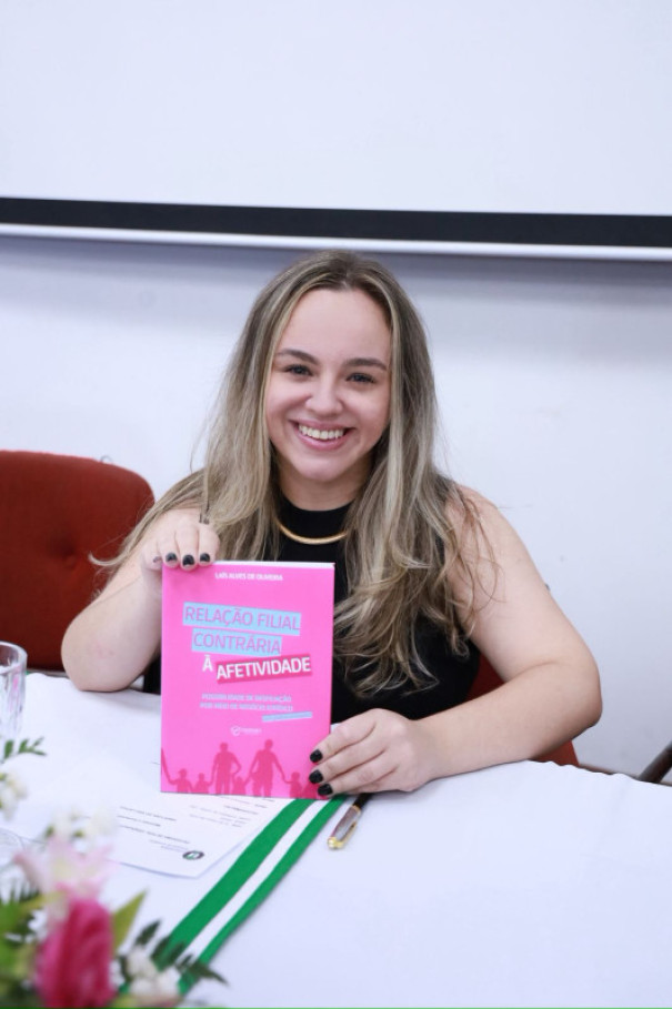 Advogada de Osvaldo Cruz, Laís Alves de Oliveira, lança livro sobre desfiliação