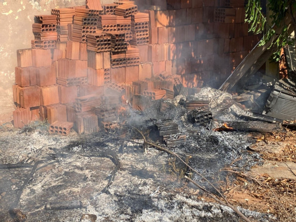 Defesa Civil controla queima ilegal de lixo em terreno baldio próximo à Santa Casa de Osvaldo Cruz