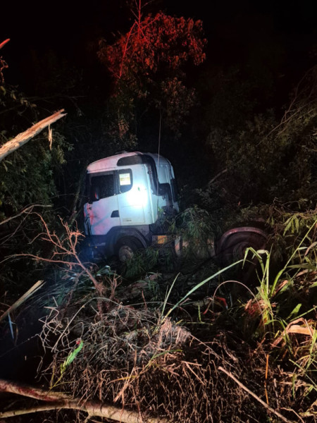 Acidente com caminhÃ£o deixa motorista ferido em vicinal que liga SalmourÃ£o e RubiÃ¡cea