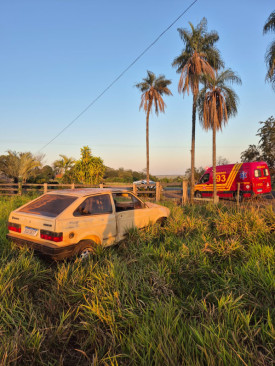 Carro capota na rodovia entre RinÃ³polis e Piacatu, mas motorista Ã© localizado ileso em casa