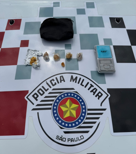 PolÃ­cia Militar intercepta carro suspeito e encontra droga no estepe em Osvaldo Cruz