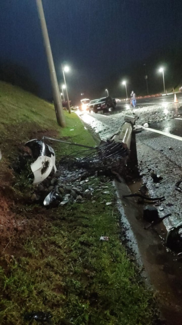 Motorista  morre após colidir carro contra poste em praça de pedágio na SP-425, em Indiana
