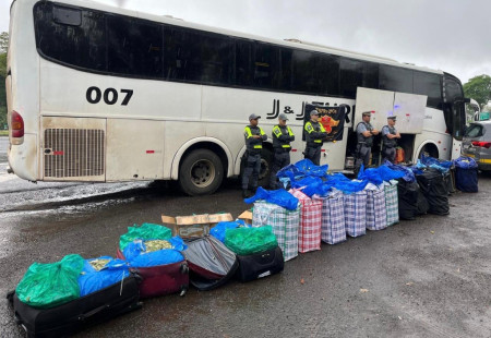 PolÃ­cia RodoviÃ¡ria apreende quase uma tonelada de folha de coca com bolivianos na SP-270