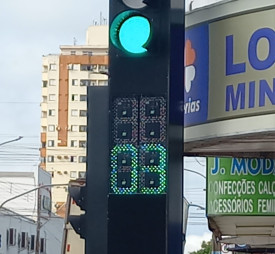 Departamento de trÃ¢nsito realiza substituiÃ§Ã£o de semÃ¡foros no centro de Osvaldo Cruz