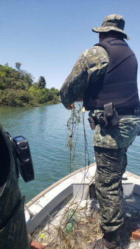 PolÃ­cia Ambiental apreende 300 metros de redes de pesca no Rio ParanÃ¡ em Rosana