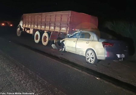 Pai morre e mÃ£e e filha sofrem ferimentos graves em colisÃ£o entre carro e caminhÃ£o com soja na SP-421 em IepÃª