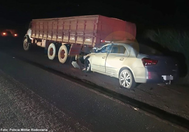 Pai morre e mãe e filha sofrem ferimentos graves em colisão entre carro e caminhão com soja na SP-421 em Iepê