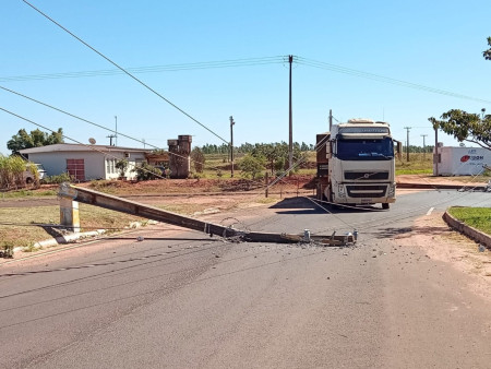 Acidente de trÃ¢nsito envolve caminhÃ£o e rede elÃ©trica trevo da Granol, em OC