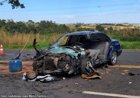 Grave colisÃ£o entre carreta e carro deixa duas mulheres feridas na SP-294, em TupÃ£