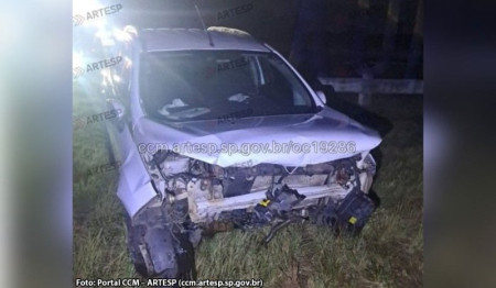 Mulher morre e trÃªs pessoas ficam feridas apÃ³s carro sair da pista e bater contra sistema de drenagem em rodovia em CaiuÃ¡