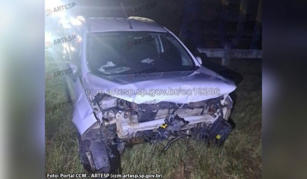 Mulher morre e três pessoas ficam feridas após carro sair da pista e bater contra sistema de drenagem em rodovia em Caiuá