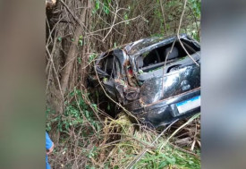 VeÃ­culo sai da pista em curva e cai em ribanceira Ã s margens de rodovia da regiÃ£o