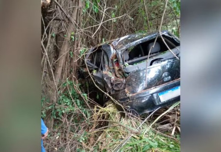 VeÃ­culo sai da pista em curva e cai em ribanceira Ã s margens de rodovia da regiÃ£o