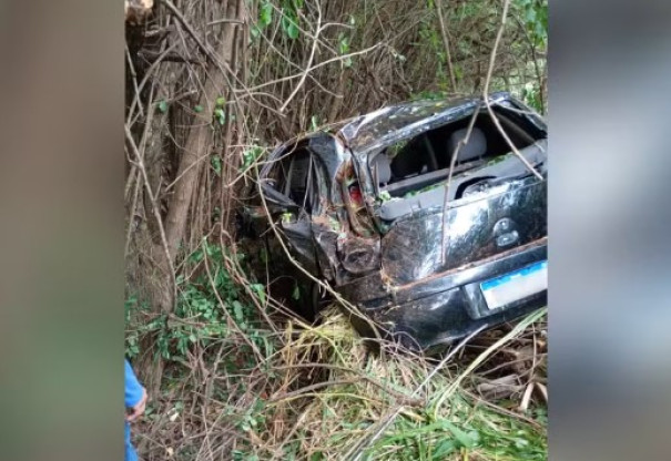 Veículo sai da pista em curva e cai em ribanceira às margens de rodovia da região