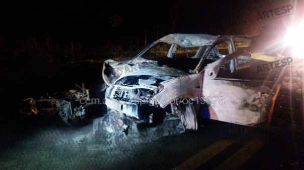 Após colisão frontal, motociclista é arremessado para dentro de carro e morre na SP-294 em Irapuru