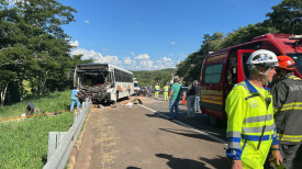 Acidente entre caminhÃ£o e Ã´nibus intermunicipal interdita faixa da Rodovia Raposo Tavares, em Ãlvares Machado