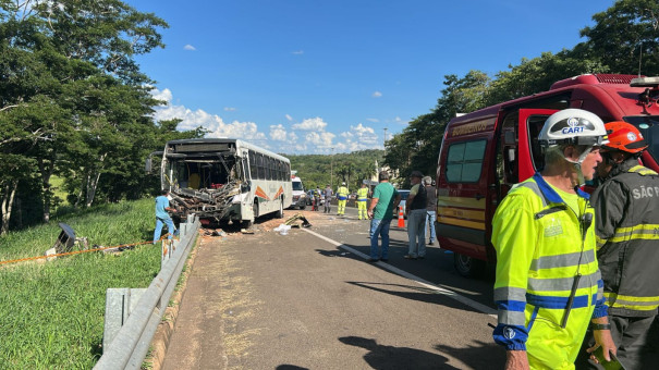 Acidente entre caminhão e ônibus intermunicipal interdita faixa da Rodovia Raposo Tavares, em Álvares Machado