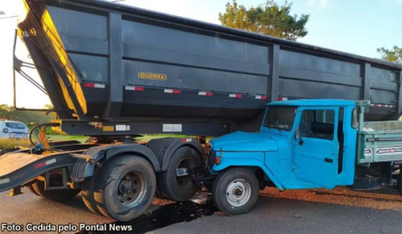 Caminhonete fica imobilizada embaixo de bitrem apÃ³s acidente em rodovia de Teodoro Sampaio