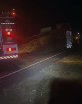 Acidente entre duas carretas deixa uma pessoa ferida em RinÃ³polis
