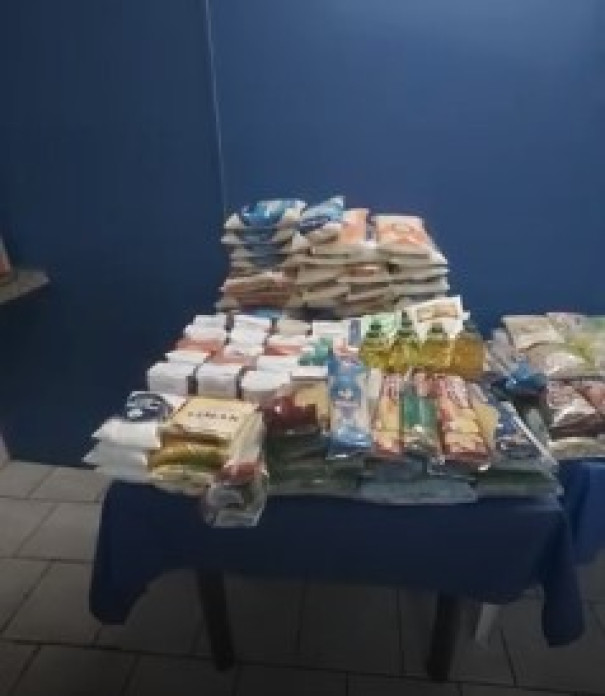 Alimentos arrecadados em show de Victor Sarro em OC são entregues à Santa Casa