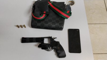 Adolescente Ã© flagrado com simulacro de arma de fogo prÃ³ximo a escola na Zona Leste de Presidente Prudente